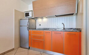Fridge, microwave, stovetop, cookware/dishes/utensils - Seaside escape apartment with pool view (Bibione)