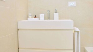 Dusche, Haartrockner, Handtücher