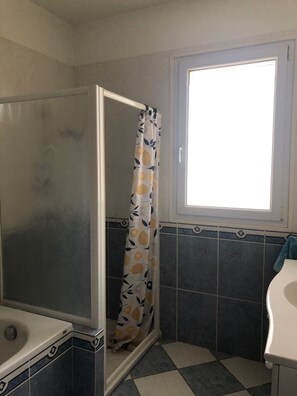 Hårføner, bidé, såpe og toalettpapir