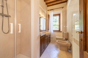 Dusche, Haartrockner, Bidet, Handtücher