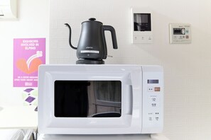 Kühlschrank, Mikrowelle, Herdplatte, Wasserkocher