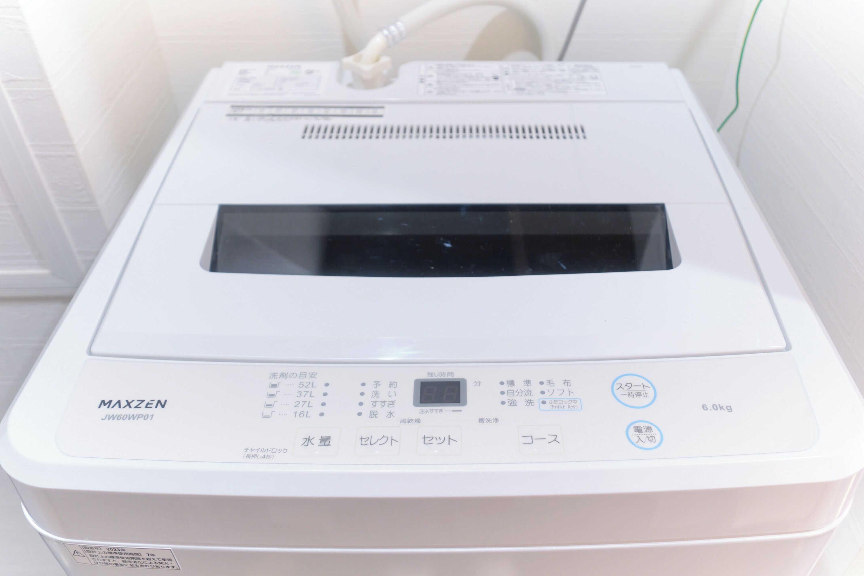 A white MAXZEN JW60WP01 water purifier with a digital display, control panel, and a 6.0kg weight indication.