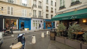 A street with a restaurant named 'L'ALIVI' and a shop with a blue facade. - Le Marais Sicile (Paris)