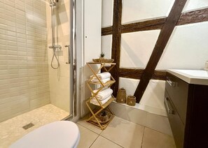 Hårføner, håndklær, såpe og toalettpapir