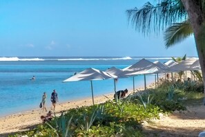 På stranden, solsenger og strandhåndklær