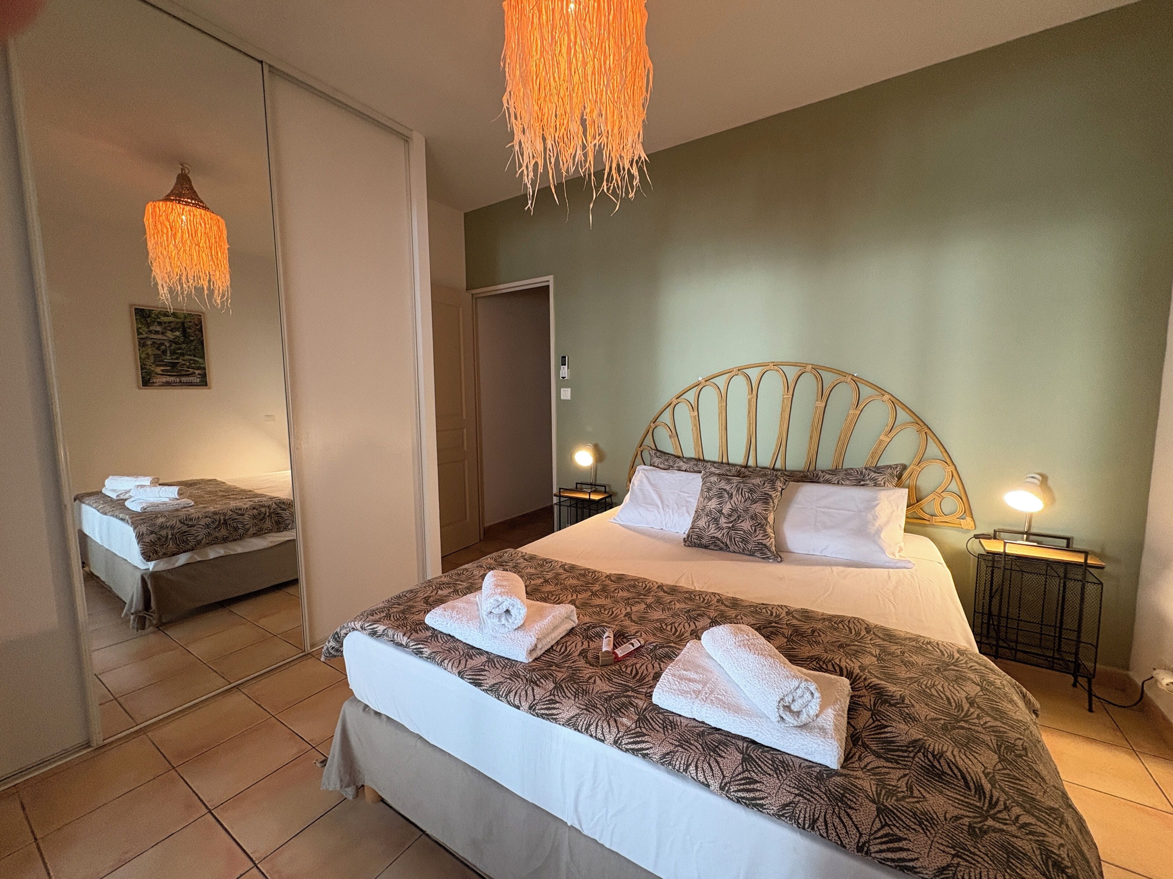 2 habitaciones, tabla de planchar con plancha, cuna de viaje y wifi 