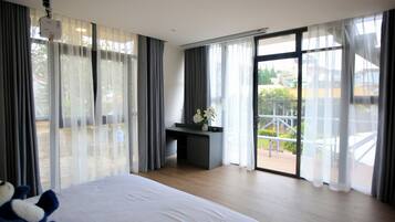 Bungalow, Garden View