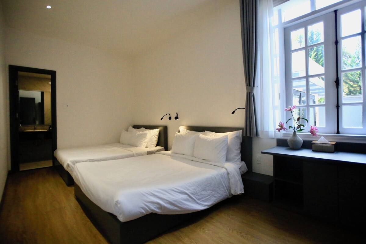 Tomannsrom – superior, hageutsikt | Minibar, skrivebord, blendingsgardiner og lydisolert