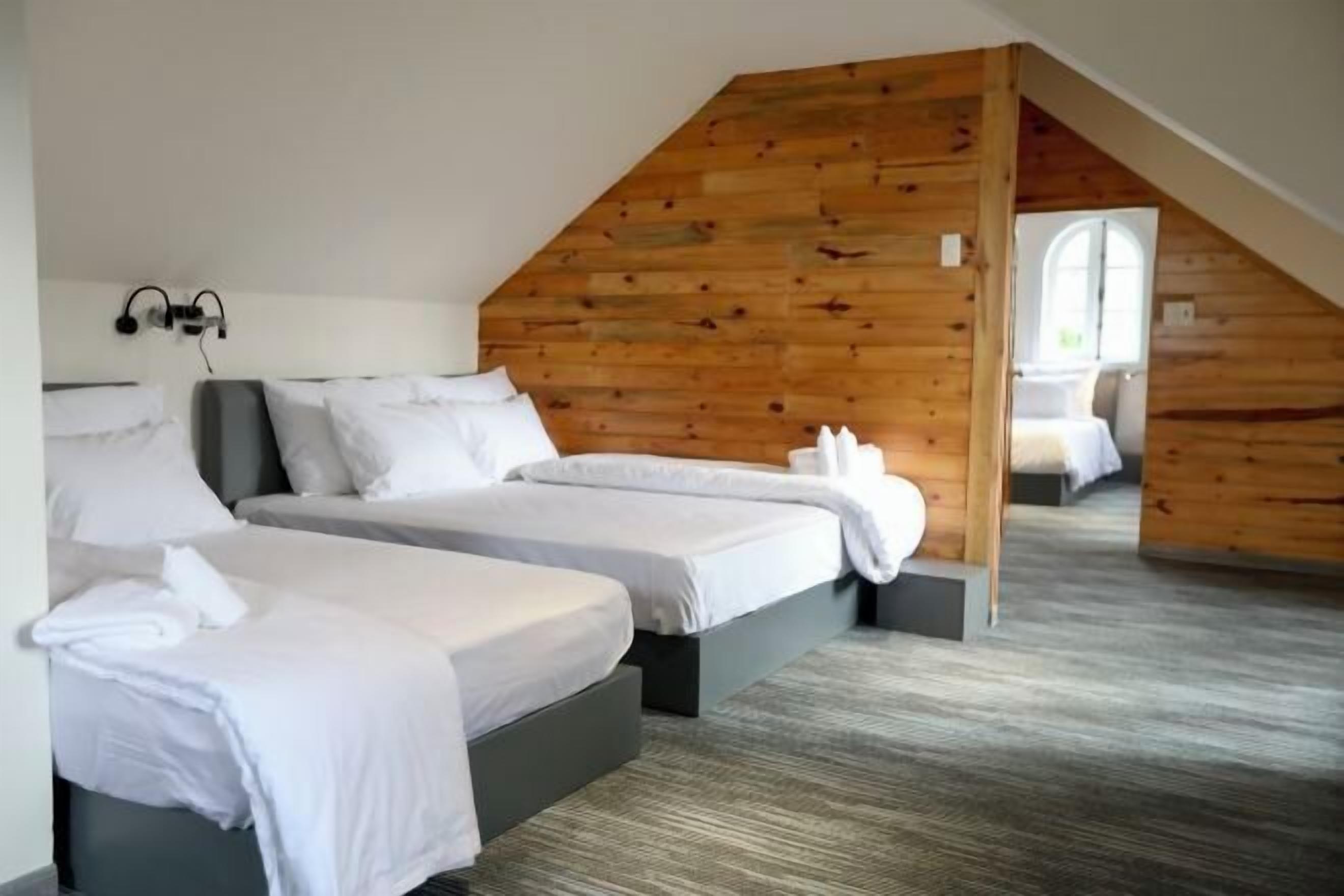 Minibar, escritorio, cortinas opacas y sistema de insonorización