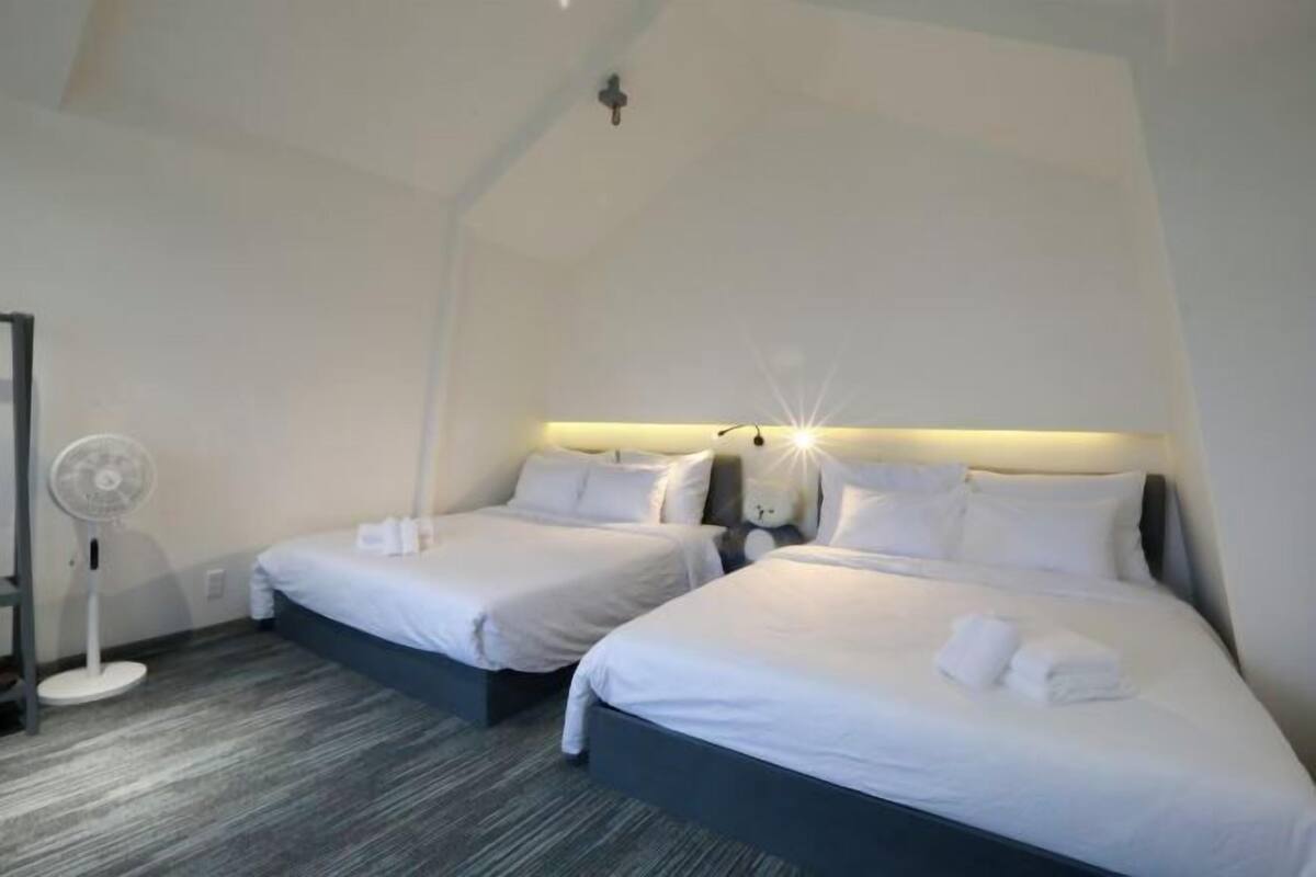 Minibar, skrivebord, blendingsgardiner og lydisolert