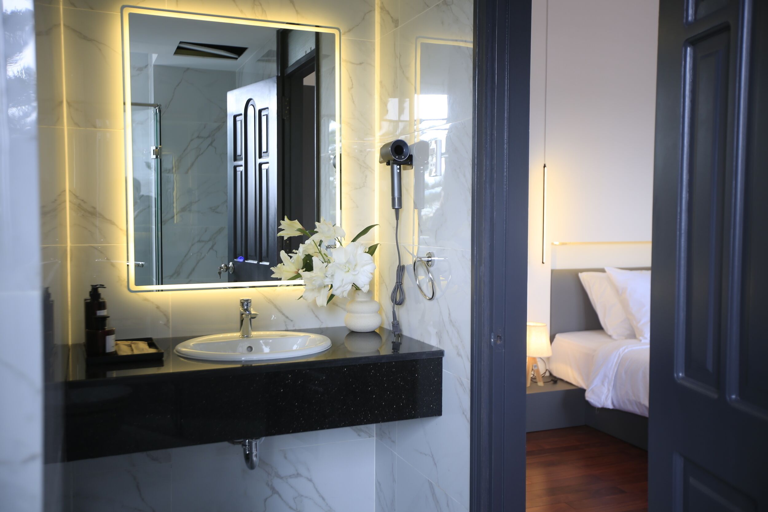 Deluxe Double Room | Bathroom | Shower, hydromassage showerhead, free toiletries, hair dryer