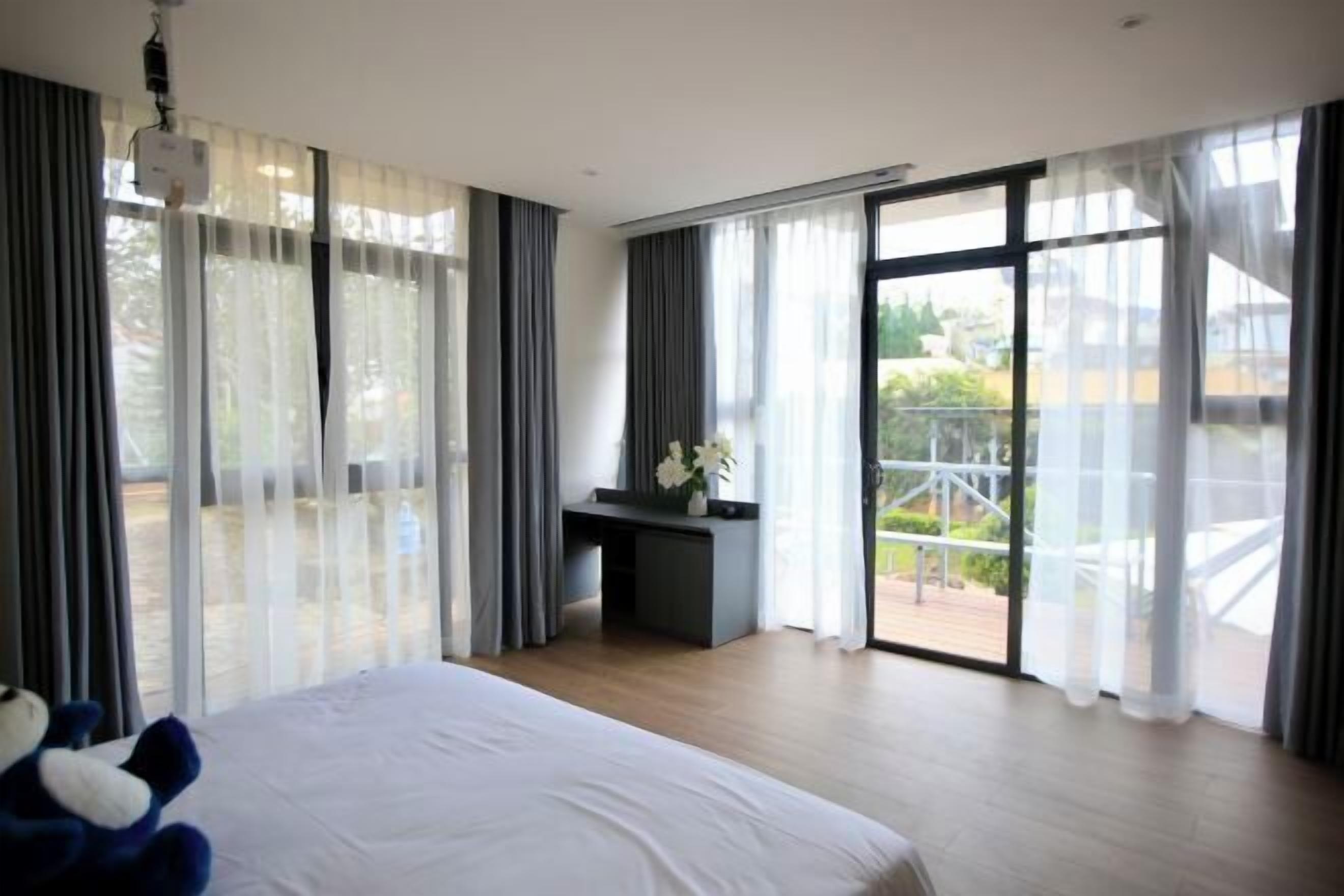 Minibar, escritorio, cortinas opacas y sistema de insonorización