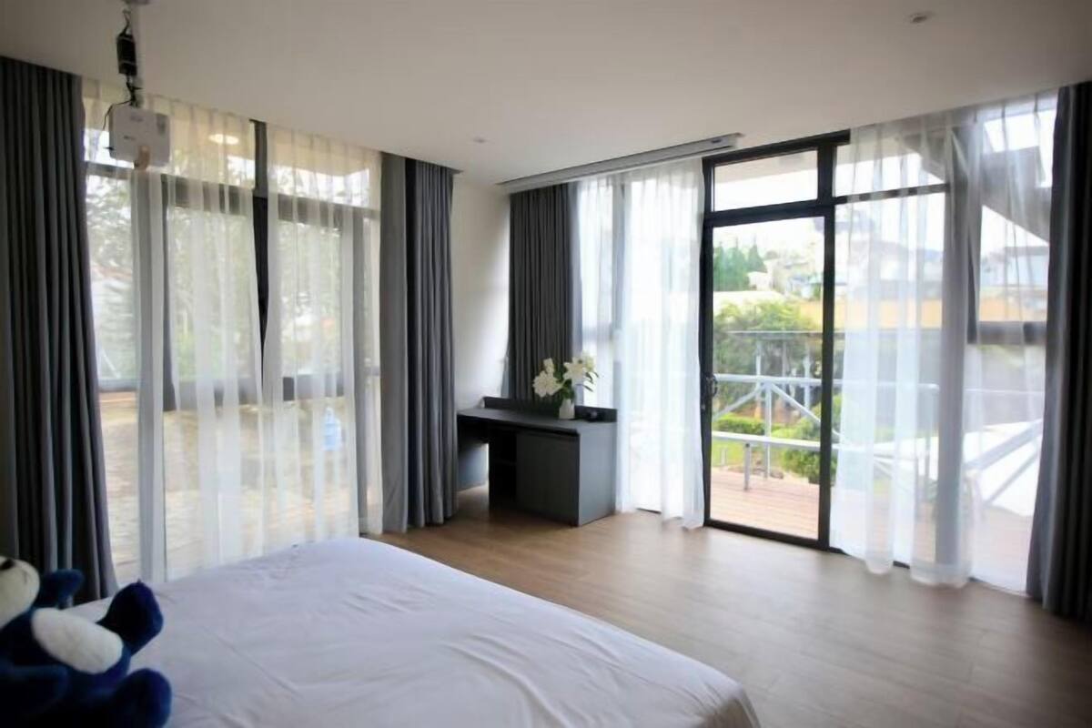 Minibar, skrivebord, blendingsgardiner og lydisolert