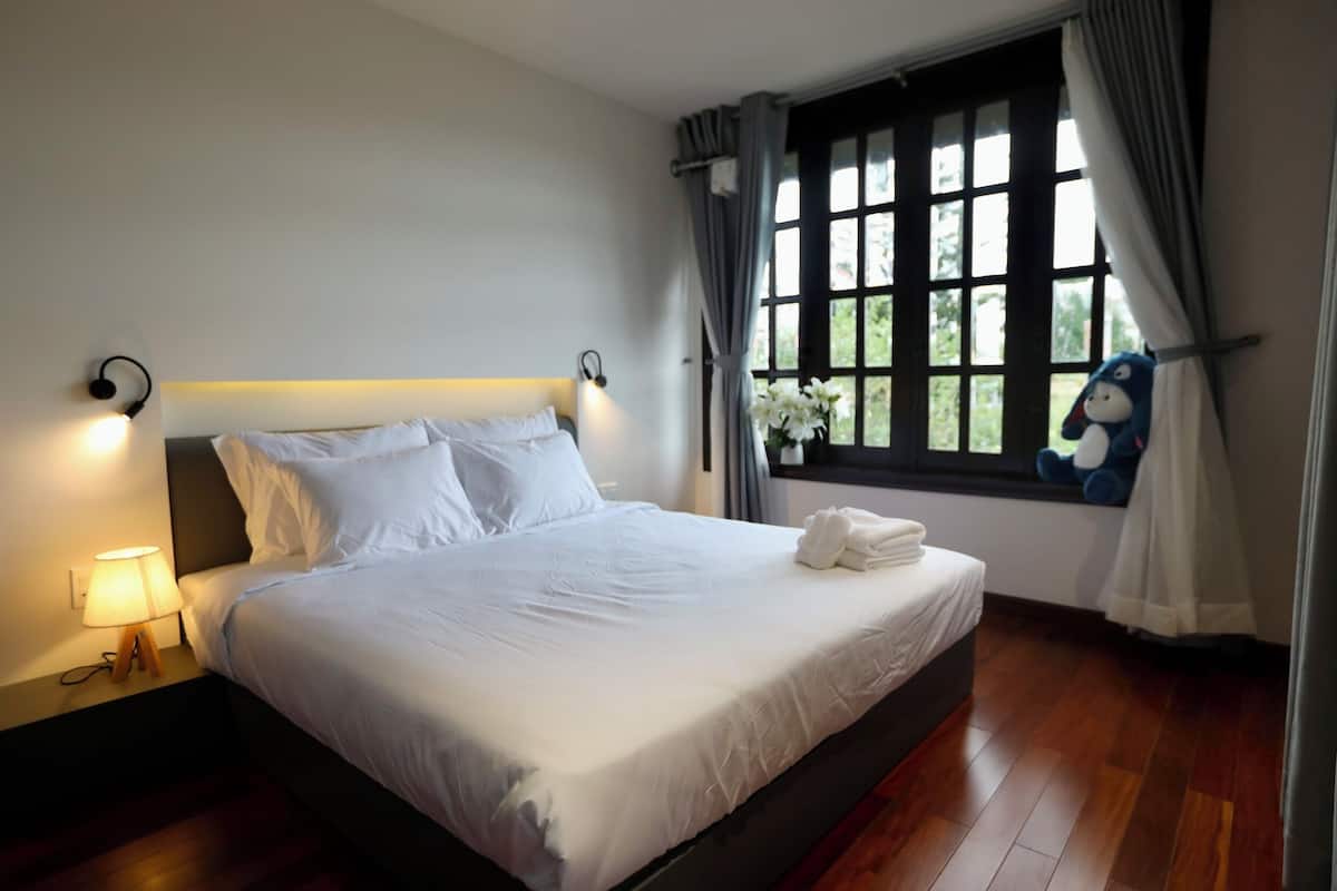 Deluxe Double Room | 1 bedroom, minibar, desk, blackout drapes