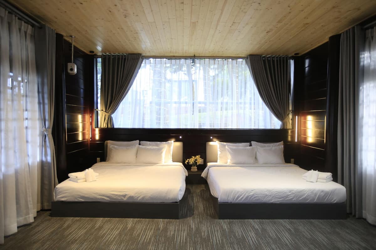 Deluxe Twin Room | 1 bedroom, minibar, desk, blackout drapes
