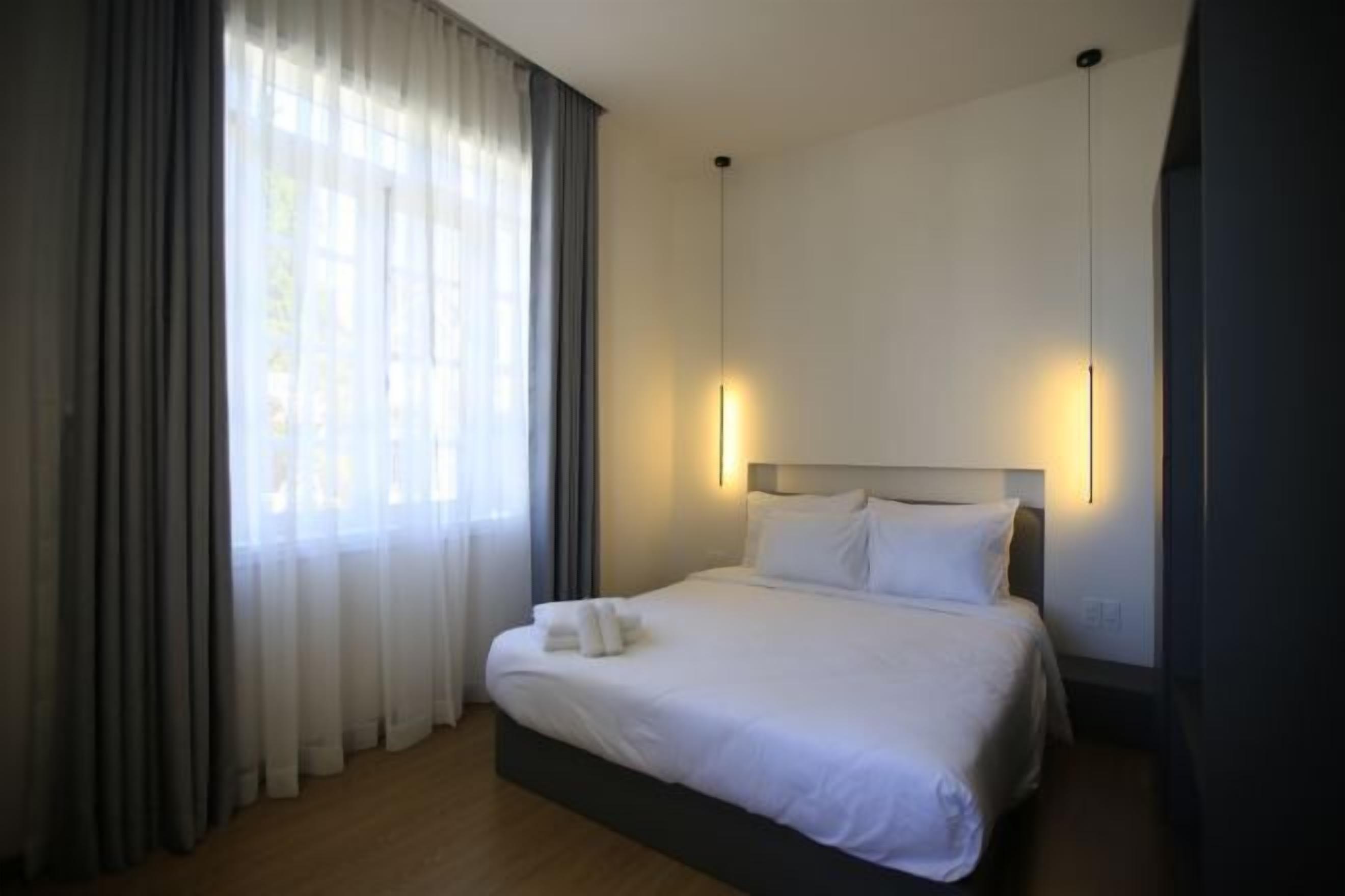 Minibar, escritorio, cortinas opacas y sistema de insonorización