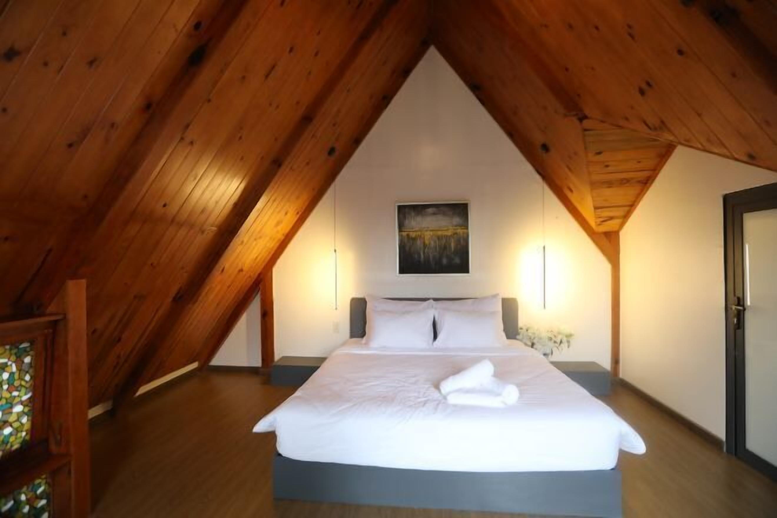 Minibar, escritorio, cortinas opacas y sistema de insonorización