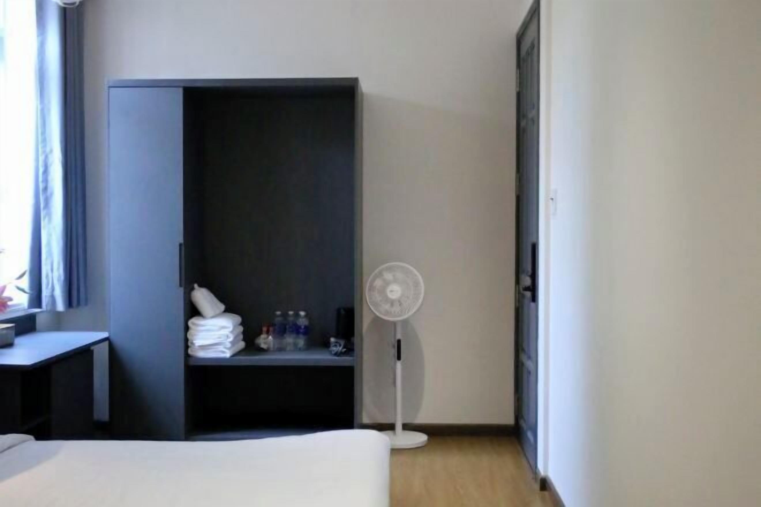 Minibar, escritorio, cortinas opacas y sistema de insonorización