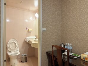 Quarto casal standard | Banheiro | Chuveiro/banheira combinados, produtos de toalete grátis