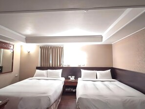 Chambre quadruple | Rideaux d’obscurcissement, accès au Wi-Fi (inclus)