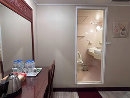 Habitación cuádruple | Baño | Ducha y bañera combinadas y artículos de higiene personal gratuitos