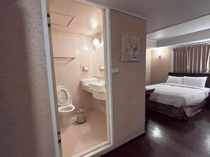 Chambre quadruple | Salle de bain | Ensemble baignoire-douche, articles de toilette (gratuits)
