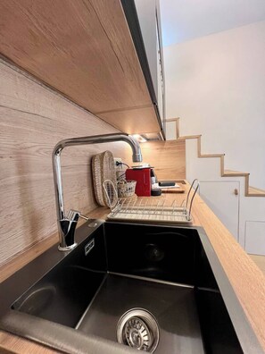 Geladeira, micro-ondas, cooktop, cafeteira/chaleira