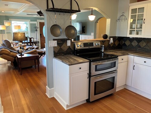 Historic 1927 Craftsman in Downtown Sequim – Walk to Everything!