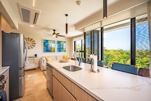 Een koelkast, een magnetron, een oven, een kookplaat