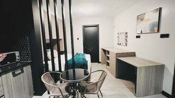 Bureau, fer et planche Ă repasser, Wi-Fi gratuit, draps fournis