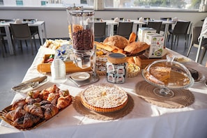 Daily buffet breakfast for a fee - Eolia Rooms Lipari (Lipari)