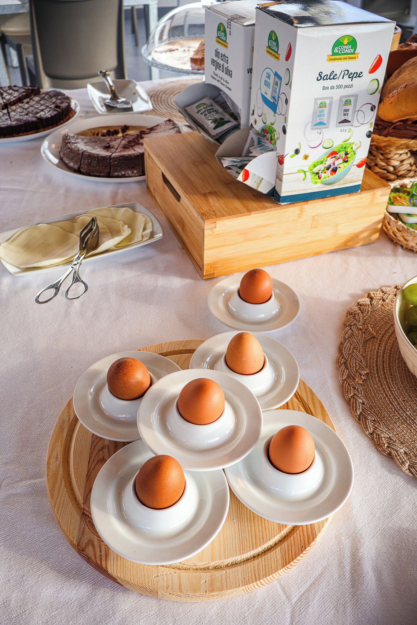 Ein Tisch mit Eierplatten, einer Kuchenmischkarton und einer Schere.