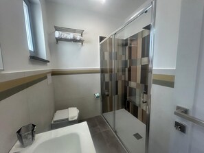 Comfort Double Room, City View | Bathroom | Shower, rainfall showerhead, free toiletries, hair dryer - Eolia Rooms Lipari (Lipari)