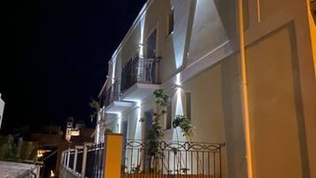 Un immeuble à plusieurs étages doté de balcons et d’une entrée sécurisée par un portail.