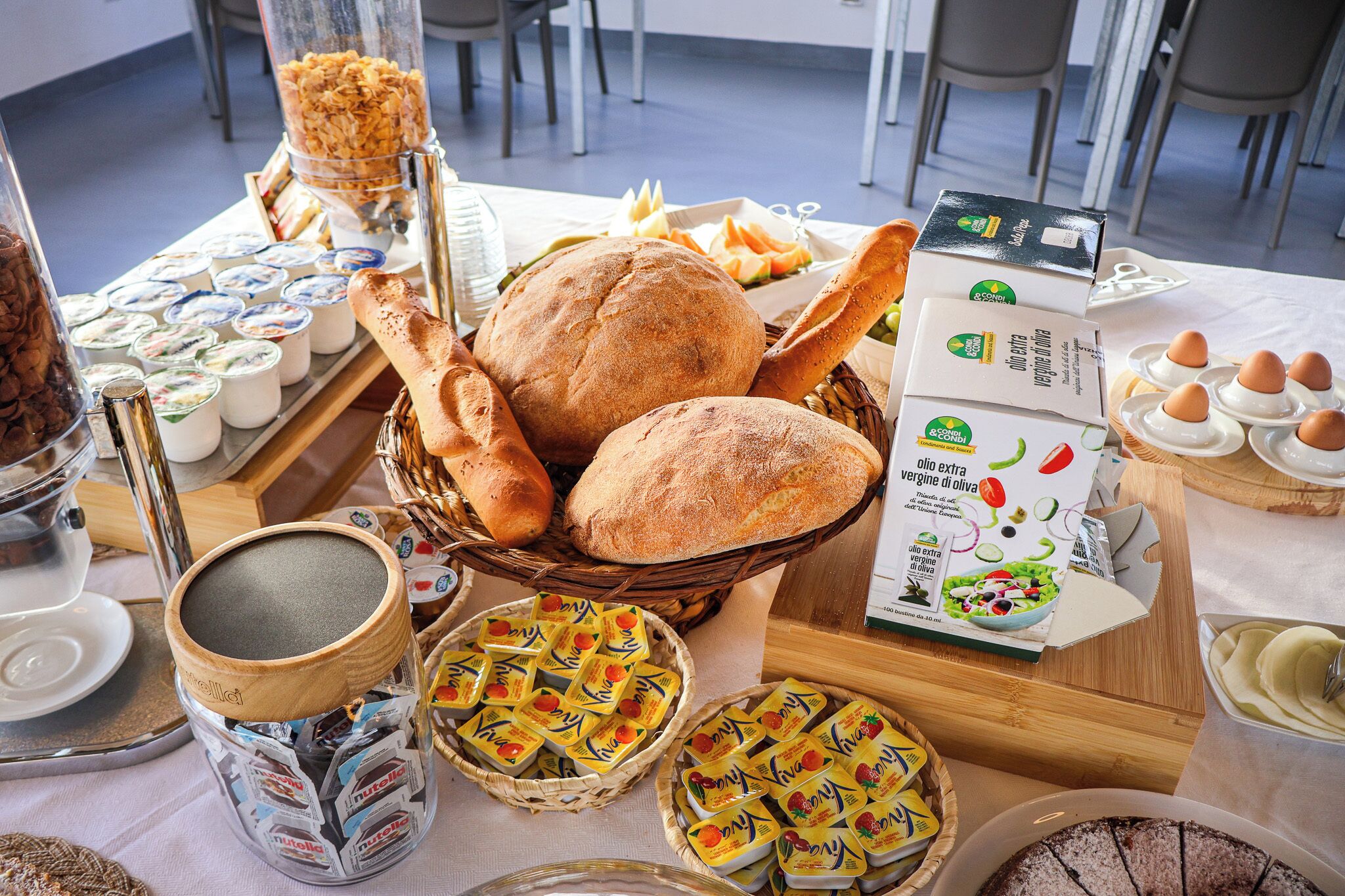 Ein Buffet mit verschiedenen Speisen, darunter Brot, Gebäck und Beilagen.