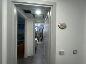 Luxury Double Room, City View | Bathroom | Shower, rainfall showerhead, free toiletries, hair dryer - Eolia Rooms Lipari (Lipari)