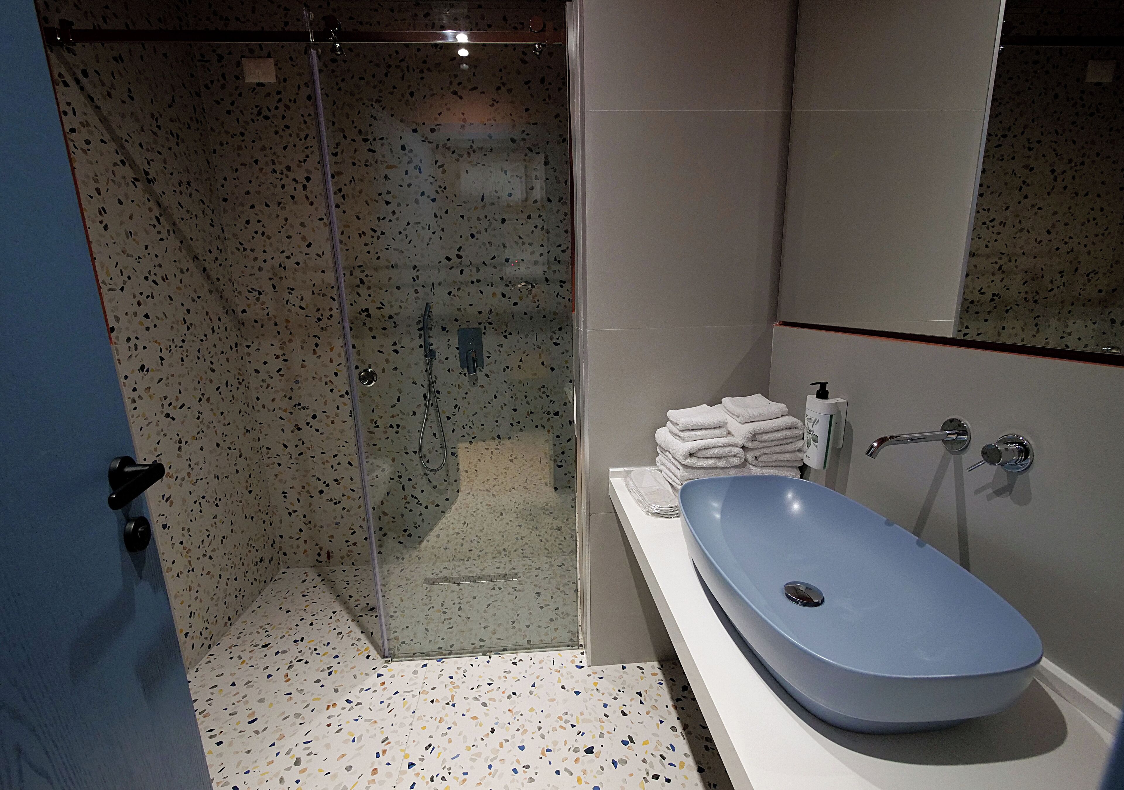 Dusj, hårføner, tøfler og håndklær