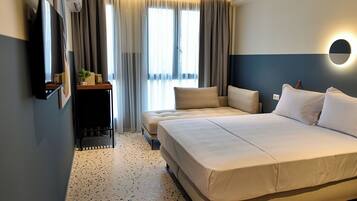 Caja de seguridad en la habitación, escritorio y cortinas blackout