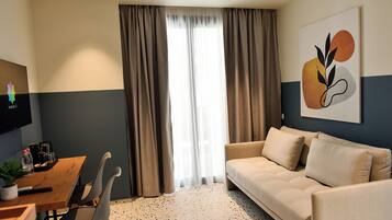 Studio – deluxe | Oppholdsområde | TV