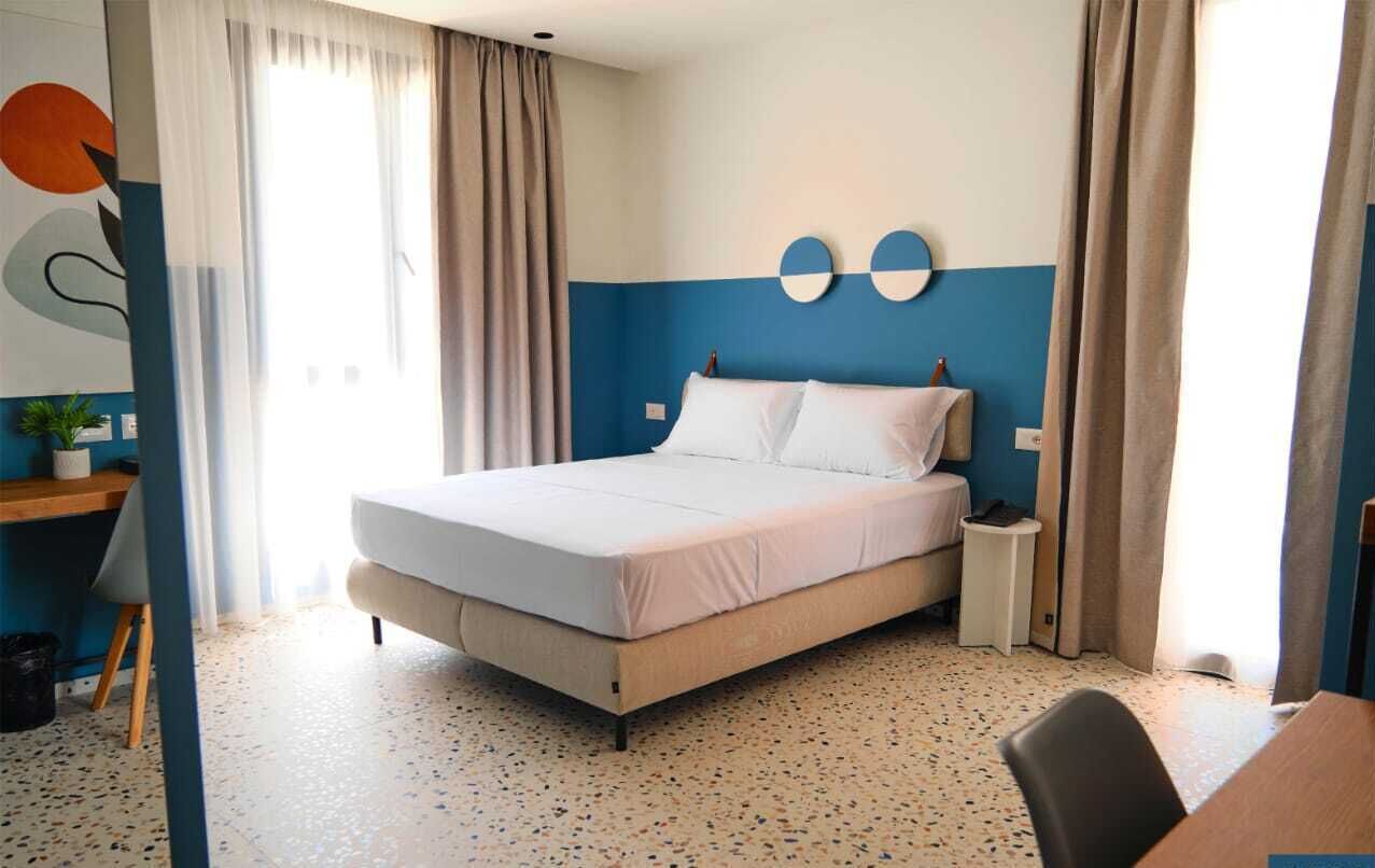 Estudio Deluxe | Caja fuerte, escritorio, cortinas opacas y tabla de planchar con plancha