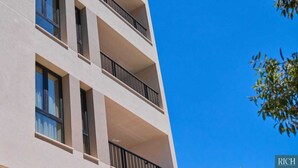 A multi-story building with balconies and windows. - Rich Boutique Hotel Vlore (Vlore)