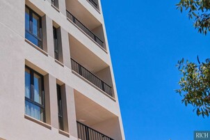 Un edificio de varios pisos con balcones y ventanas.