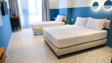 Tremannsrom – deluxe | Safe på rommet, skrivebord, blendingsgardiner og lydisolert