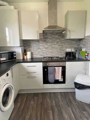 Fridge, microwave, oven, coffee/tea maker - Pure City Central - St Leonards Skyline View by Three Bridges Apartments (Dunfermline)