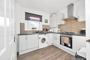 Fridge, microwave, oven, coffee/tea maker - Pure  City Central - St Leonards Skyline View by Three Bridges Apartments (Dunfermline)