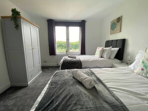 2 bedrooms, iron/ironing board, free WiFi, bed sheets - Pure City Central - St Leonards Skyline View by Three Bridges Apartments (Dunfermline)