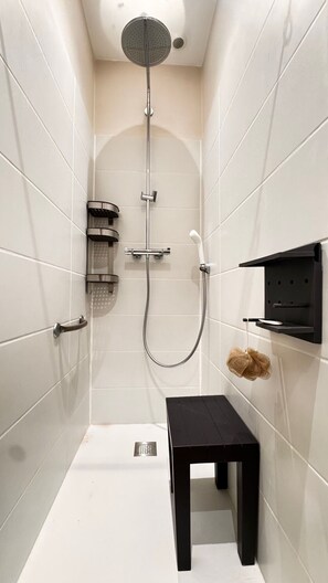 Dusche, Haartrockner, Handtücher, Toilettenpapier