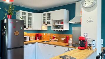 Een koelkast, een microgolfoven, een oven, een kookplaat