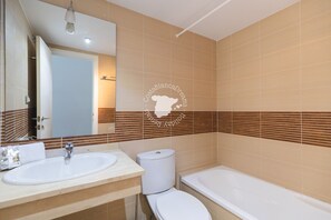 Douche, sèche-cheveux, serviettes fournies