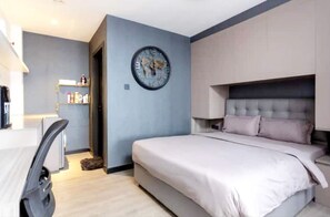 Tabla de planchar con plancha, wifi, ropa de cama